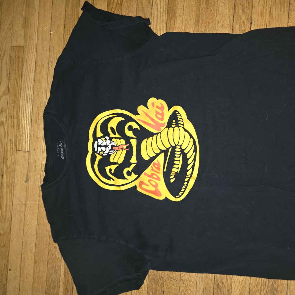 Hot Topic Black and Yellow Graphic Tee